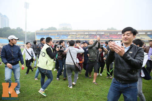 CĐV "phát cuồng" vì Công Phượng & U23 VN ở sân Hàng Đẫy - 10