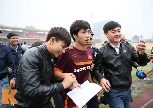 CĐV "phát cuồng" vì Công Phượng & U23 VN ở sân Hàng Đẫy - 11