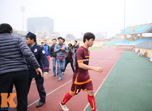 CĐV "phát cuồng" vì Công Phượng & U23 VN ở sân Hàng Đẫy - 12