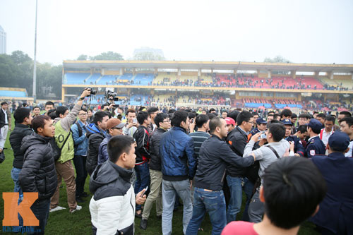 CĐV "phát cuồng" vì Công Phượng & U23 VN ở sân Hàng Đẫy - 2