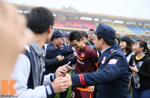 CĐV "phát cuồng" vì Công Phượng & U23 VN ở sân Hàng Đẫy - 3