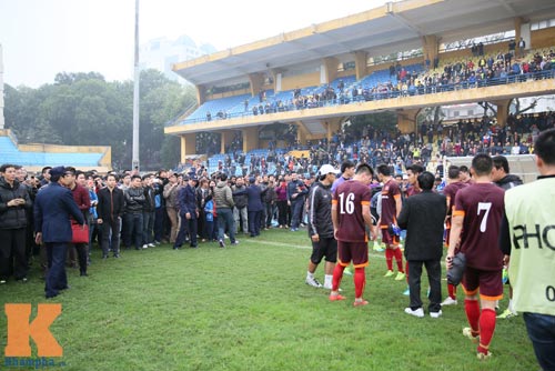 CĐV "phát cuồng" vì Công Phượng & U23 VN ở sân Hàng Đẫy - 2