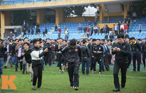 CĐV "phát cuồng" vì Công Phượng & U23 VN ở sân Hàng Đẫy - 4