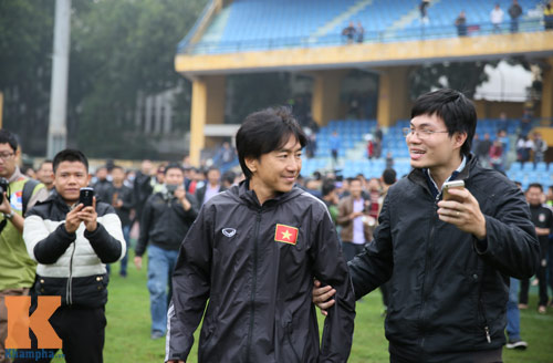 CĐV "phát cuồng" vì Công Phượng & U23 VN ở sân Hàng Đẫy - 5