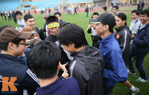 CĐV "phát cuồng" vì Công Phượng & U23 VN ở sân Hàng Đẫy - 6