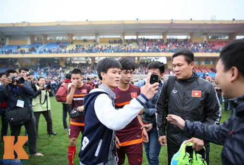 CĐV "phát cuồng" vì Công Phượng & U23 VN ở sân Hàng Đẫy - 3