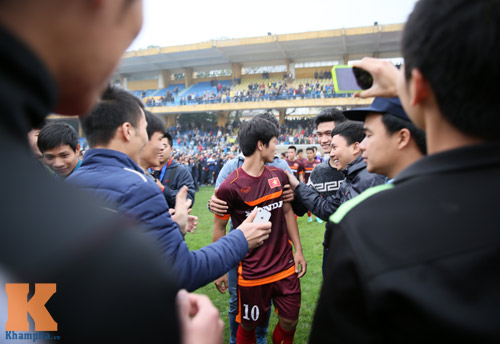 CĐV "phát cuồng" vì Công Phượng & U23 VN ở sân Hàng Đẫy - 4
