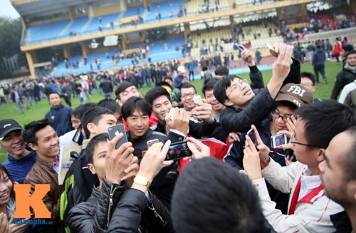 CĐV "phát cuồng" vì Công Phượng & U23 VN ở sân Hàng Đẫy - 7