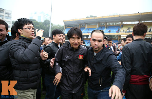 CĐV "phát cuồng" vì Công Phượng & U23 VN ở sân Hàng Đẫy - 8