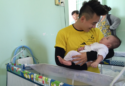 Ngô Kiến Huy gần gũi vui đùa bên trẻ mồ côi - 2