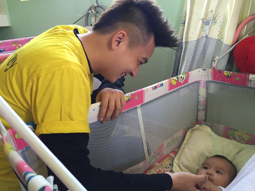 Ngô Kiến Huy gần gũi vui đùa bên trẻ mồ côi - 3