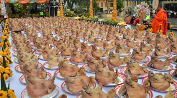 Thái Lan: Lên chùa đầu năm, dâng lễ… 300 đầu heo - 1