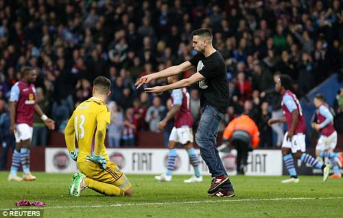 Vỡ sân hãi hùng tại FA Cup - 3