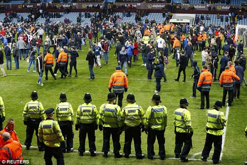 Vỡ sân hãi hùng tại FA Cup - 7