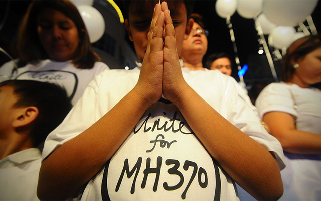 1 năm MH370: Trẻ thơ và câu hỏi "Bao giờ bố mẹ về?" - 1