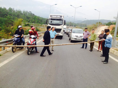 Dân lại chặn đường dẫn lên cao tốc Nội Bài – Lào Cai - 1