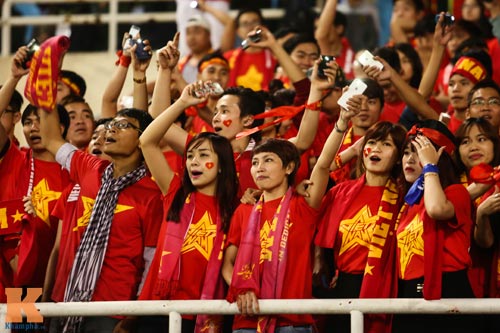 Fan nữ xinh đẹp đội mưa cổ vũ U23 Việt Nam - 2