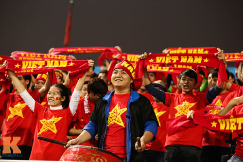 Fan nữ xinh đẹp đội mưa cổ vũ U23 Việt Nam - 6
