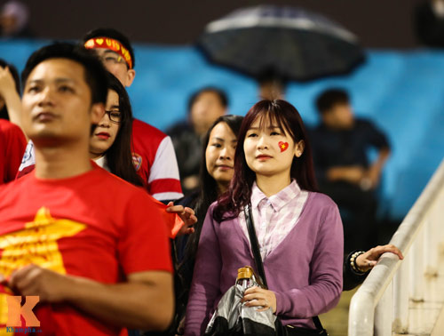 Fan nữ xinh đẹp đội mưa cổ vũ U23 Việt Nam - 10