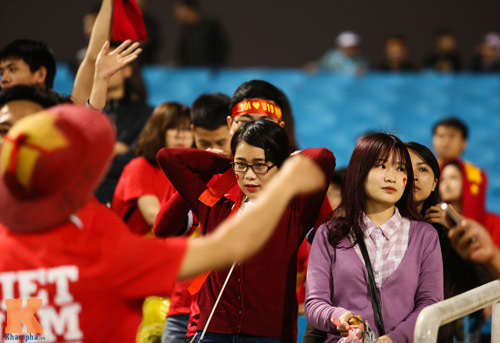 Fan nữ xinh đẹp đội mưa cổ vũ U23 Việt Nam - 11