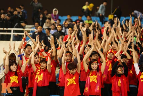 Fan nữ xinh đẹp đội mưa cổ vũ U23 Việt Nam - 12