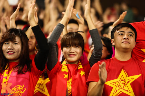 Fan nữ xinh đẹp đội mưa cổ vũ U23 Việt Nam - 15