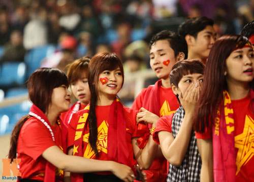 Fan nữ xinh đẹp đội mưa cổ vũ U23 Việt Nam - 2