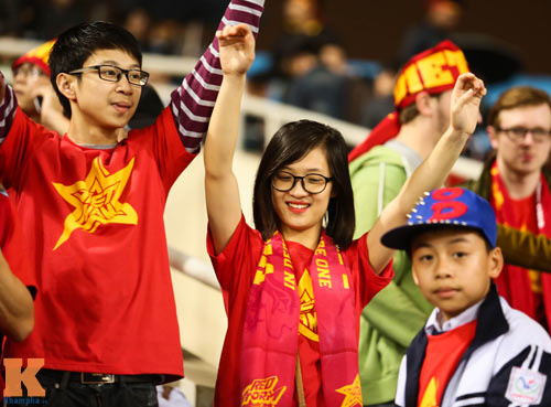 Fan nữ xinh đẹp đội mưa cổ vũ U23 Việt Nam - 3