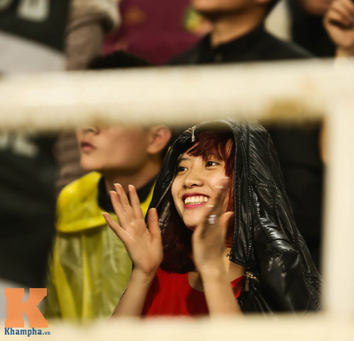 Fan nữ xinh đẹp đội mưa cổ vũ U23 Việt Nam - 4