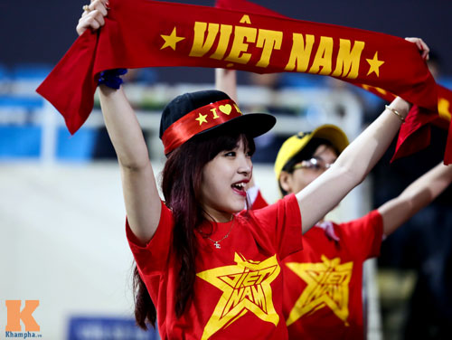 Fan nữ xinh đẹp đội mưa cổ vũ U23 Việt Nam - 4