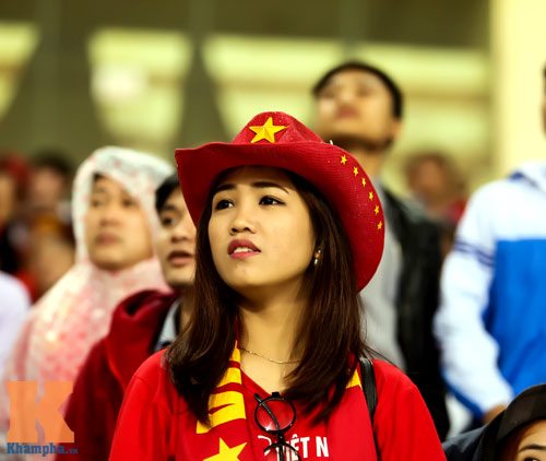 Fan nữ xinh đẹp đội mưa cổ vũ U23 Việt Nam - 5