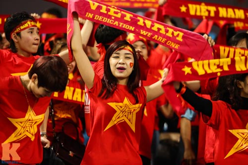 Fan nữ xinh đẹp đội mưa cổ vũ U23 Việt Nam - 3
