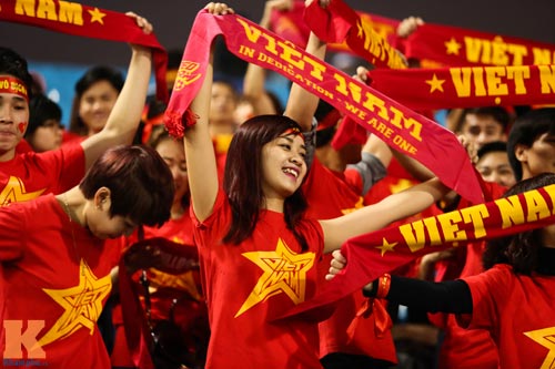 Fan nữ xinh đẹp đội mưa cổ vũ U23 Việt Nam - 5