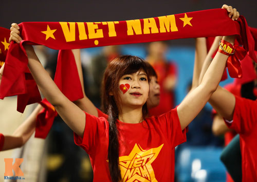 Fan nữ xinh đẹp đội mưa cổ vũ U23 Việt Nam - 6