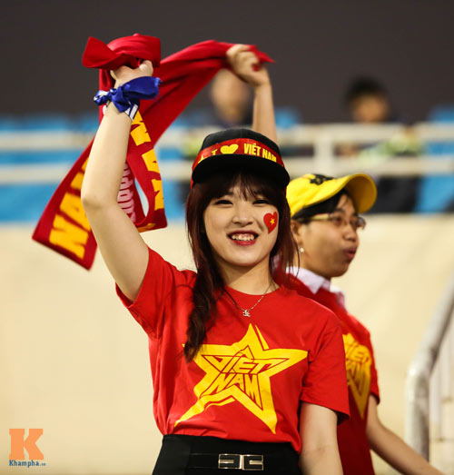 Fan nữ xinh đẹp đội mưa cổ vũ U23 Việt Nam - 7