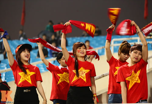 Fan nữ xinh đẹp đội mưa cổ vũ U23 Việt Nam - 9