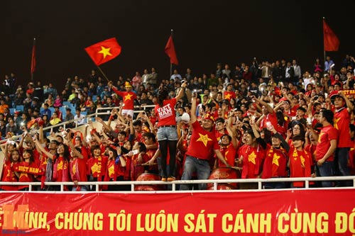 Fan nữ xinh đẹp đội mưa cổ vũ U23 Việt Nam - 1