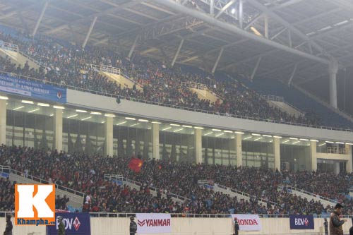 Bất chấp mưa rét, CĐV "thắp lửa" cùng U23 VN ở Mỹ Đình - 1