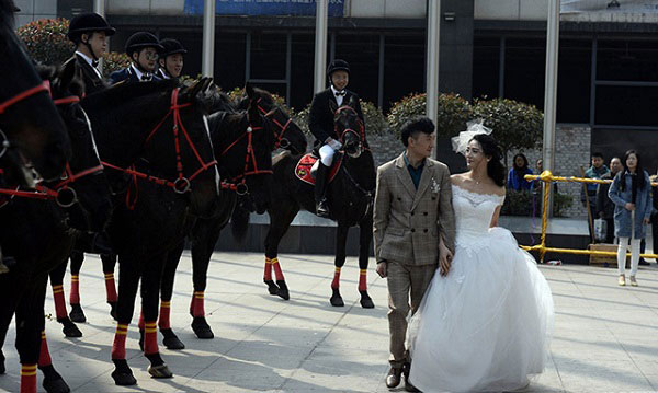 Màn rước dâu bằng đàn ngựa gây náo loạn phố phường - 1