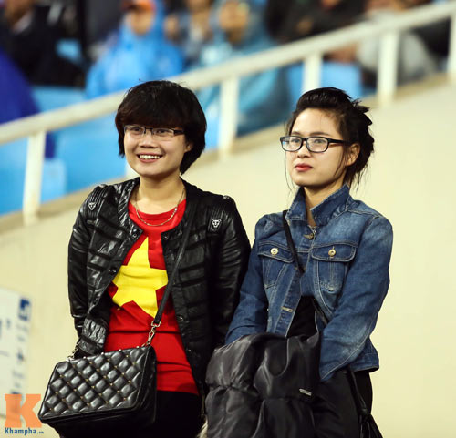 Fan nữ xinh đẹp đội mưa cổ vũ U23 Việt Nam - 13