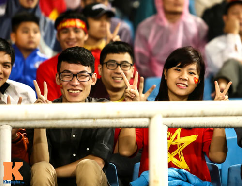 Fan nữ xinh đẹp đội mưa cổ vũ U23 Việt Nam - 14