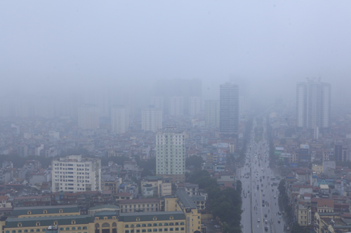 Hà Nội: Nhiều nhà cao tầng bị sương mù “nuốt chửng” - 1