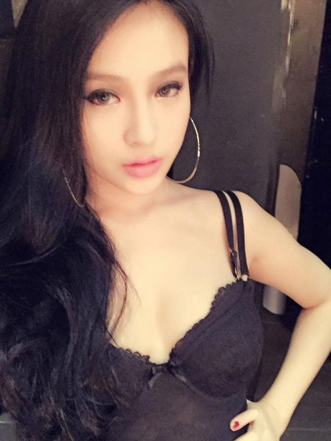 Không ai có thể phủ nhận rằng Huyền Baby trở nên đằm thắm hơn, gợi cảm hơn sau khi lấy chồng và sinh con.