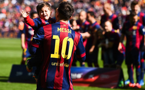 Con trai Messi khóc ròng vì bị cha ép chụp ảnh - 1