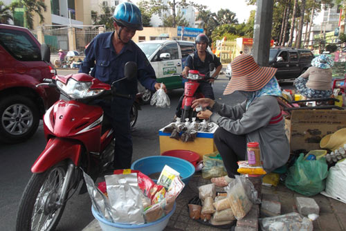 LẠ: Chợ côn trùng “mini” 30m2 giữa lòng Sài Gòn - 1