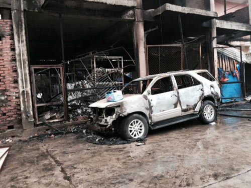 Hà Nội: Cháy cửa hàng tạp hóa, nhiều ô tô bị thiêu rụi - 1