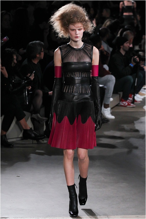 Lãng mạn kiểu... kỳ lạ như Alexander McQueen - 2