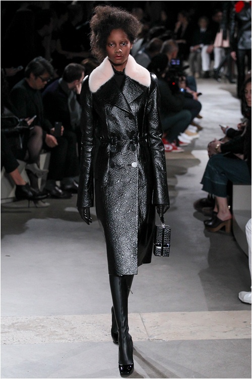 Lãng mạn kiểu... kỳ lạ như Alexander McQueen - 6