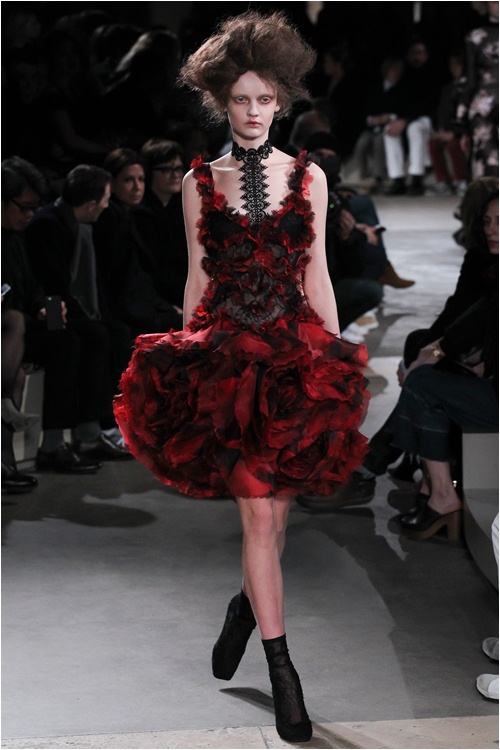 Lãng mạn kiểu... kỳ lạ như Alexander McQueen - 5