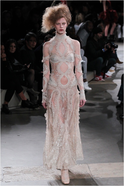 Lãng mạn kiểu... kỳ lạ như Alexander McQueen - 9